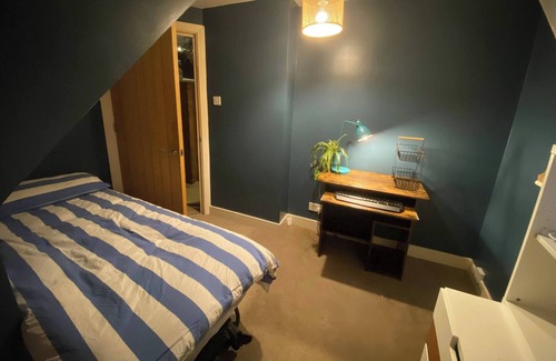Blackmore End House | Room in Guest Room - Calm For 3, Handy for Airport, Train Free Parking