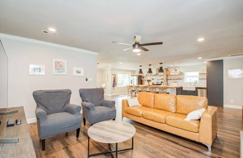 Ponderosa Forest House | Room in Houston- near Exxon Campus,The Woodlands, Northwest Hospital