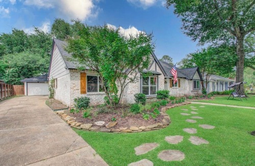 Ponderosa Forest House | Room in Houston- near Exxon Campus,The Woodlands, Northwest Hospital