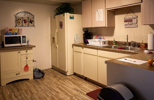 Homosassa House | Room in Mobile Home - Pleasant Days B&b Tropical Master Suite