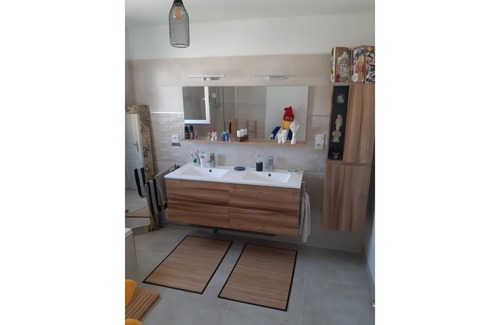 Perols Bed & Breakfast | ROOM IN QUIET VILLA WITH POOL PEROLS NEAR CARNON