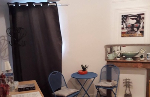 Pellegrue House | Room in village house