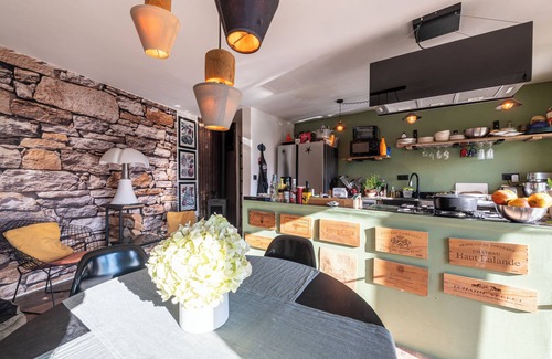 Navette Apartment | Room 'La Roue' with Mountain View, Shared Pool and Wi-Fi