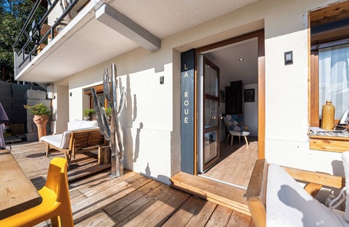 Navette Apartment | Room 'La Roue' with Mountain View, Shared Pool and Wi-Fi