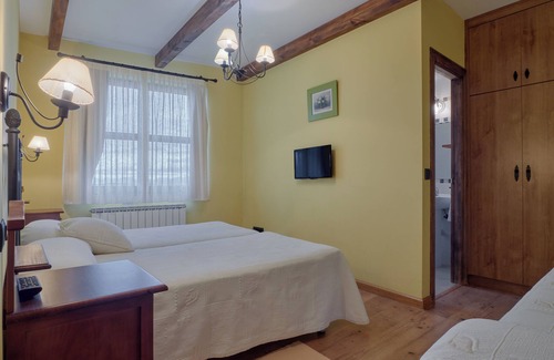 Santa Cruz de Montes House | Room 'La Vallamoura' with Mountain View, Shared Garden and Wi-Fi