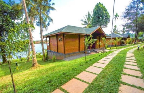Vazhavatta House | Room-lakerose Wayanad Resort - Water Fro
