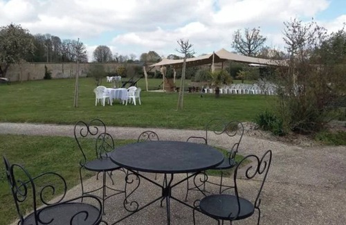 Fye Apartment | Room 'Le Meslay N°9 - Chambre 4 Pers' with Shared Terrace, Shared Garden and Wi-Fi