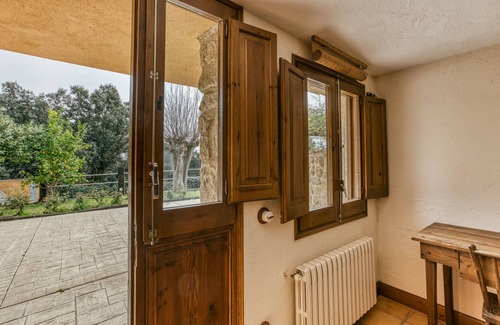 Pujals dels Pagesos Apartment | Room 'Llevant' with Shared Pool, Wi-Fi and Air Conditioning