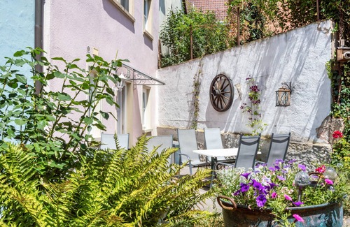 Iphofen Apartment | Room 'Lutz - Zimmer 1' with Shared Terrace, Shared Garden and Wi-Fi
