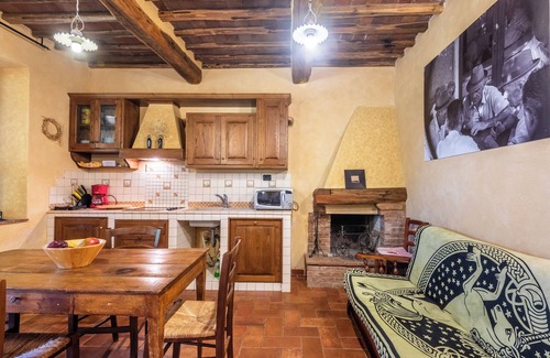 Monticiano Apartment | Room 'Marroneto - Camera 2' with Mountain View, Shared Pool and Wi-Fi