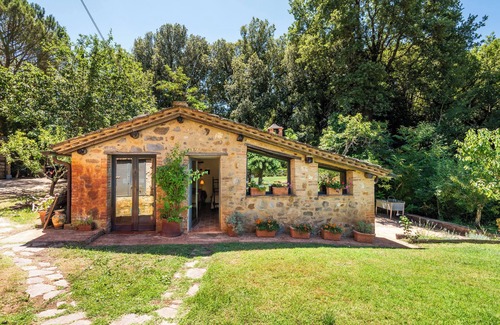 Monticiano Apartment | Room 'Marroneto - Suite' with Mountain View, Shared Pool and Wi-Fi
