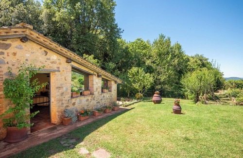 Monticiano Apartment | Room 'Marroneto - Suite' with Mountain View, Shared Pool and Wi-Fi