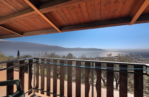 Gaino Apartment | Room 'Matrimoniale Con Balcone' with Lake View, Shared Garden and Wi-Fi