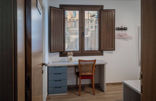 Castrojeriz Apartment | Room 'Matrimonio 104 Perla' with Shared Garden, Wi-Fi and Air Conditioning