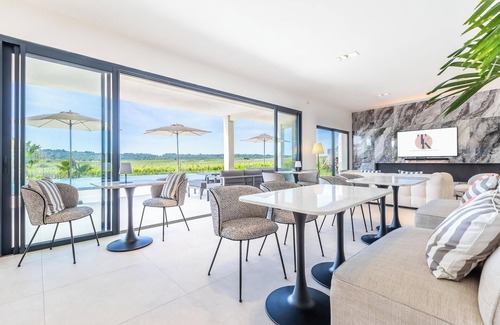 Plaissan Bed & Breakfast | Room n°4 in Villa SCL - Heated pool - SPA Jacuzzi