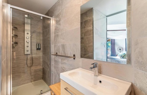 Plaissan Bed & Breakfast | Room n°4 in Villa SCL - Heated pool - SPA Jacuzzi