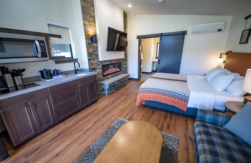 Mammoth Lakes Hotel | Room Near Yosemite Tioga Pass, Ski Rentals, Local Dining & Scenic Trailheads