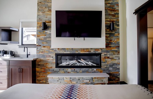 Mammoth Lakes Hotel | Room Near Yosemite Tioga Pass, Ski Rentals, Local Dining & Scenic Trailheads