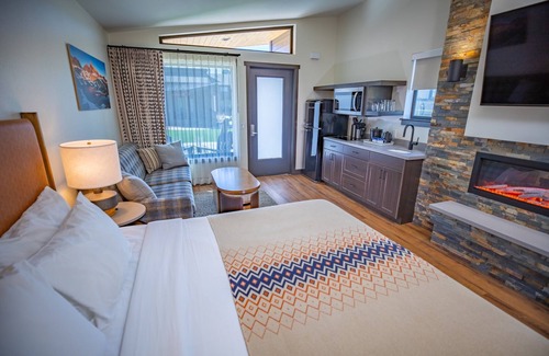 Mammoth Lakes Hotel | Room Near Yosemite Tioga Pass, Ski Rentals, Local Dining & Scenic Trailheads