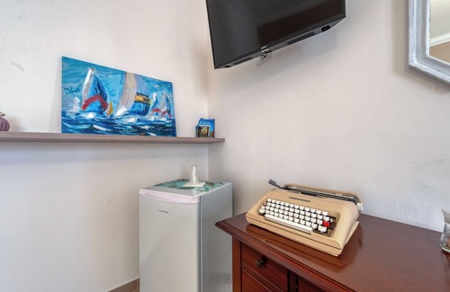 Squinzano Apartment | Room 'Nel Blu Dipinto Di Blu' with Shared Terrace, Wi-Fi and Air Conditioning