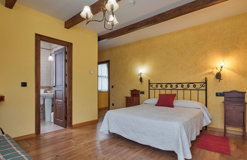 Santa Cruz de Montes House | Room 'Peñainfierna Con Chimenea' with Mountain View, Shared Garden and Wi-Fi