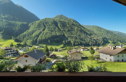 Valle Aurina Apartment | Room 'Pension Waldheim 10' with Mountain View, Shared Garden and Wi-Fi