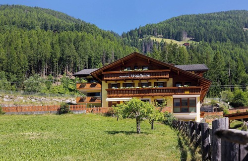 Valle Aurina Apartment | Room 'Pension Waldheim 7' with Mountain View, Shared Garden and Wi-Fi