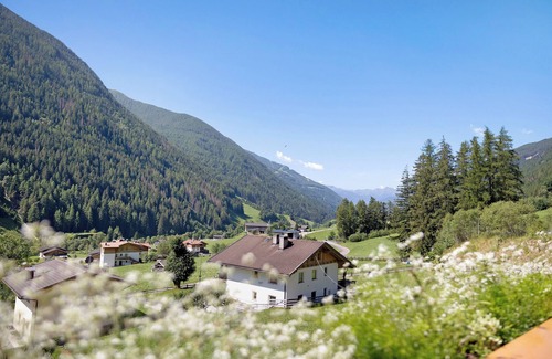 Valle Aurina Apartment | Room 'Pension Waldheim 9' with Mountain View, Shared Garden and Wi-Fi