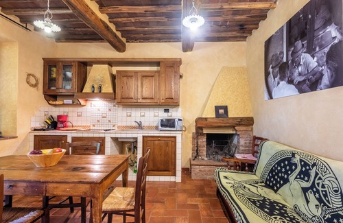 Monticiano Apartment | Room 'Podere Marroneto - Camera 3' with Mountain View, Shared Pool and Wi-Fi