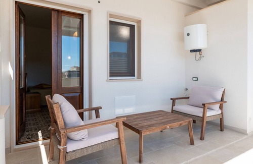 Pulsano Apartment | Room 'Primo Piano - Camera 2' with Private Garden, Wi-Fi and Air Conditioning