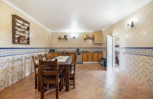 Espirito Santo Apartment | Room 'Quarto Verde - Patio View' with Shared Pool, Wi-Fi and Air Conditioning