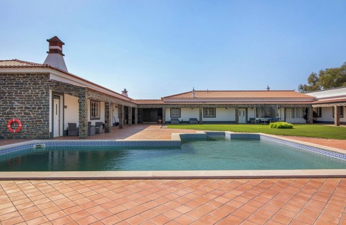 Espirito Santo Apartment | Room 'Quarto Dourado - Countryside View' with Shared Pool, Wi-Fi and Air Conditioning