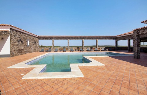 Espirito Santo Apartment | Room 'Quarto Vermelho - Patio View' with Shared Pool, Wi-Fi and Air Conditioning