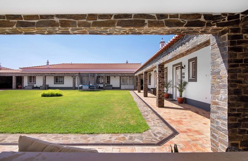 Espirito Santo Apartment | Room 'Quarto Roxo - Patio View' with Shared Pool, Wi-Fi and Air Conditioning