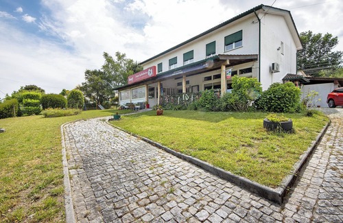 Castro Daire Apartment | Room 'Quarto 1 - Jorge Galinheiro' with Mountain View, Shared Garden and Wi-Fi