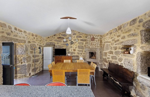 Rossas Apartment | Room 'Quarto 5' with Mountain View, Wi-Fi and Air Conditioning