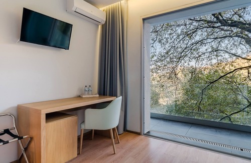 Ventosa Apartment | Room 'Quarto Queen 1 - Oak Nature' with Shared Pool, Shared Terrace and Wi-Fi
