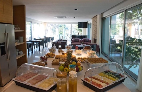 Ventosa Apartment | Room 'Queen Deluxe - Oak Nature' with Shared Pool, Shared Terrace and Wi-Fi