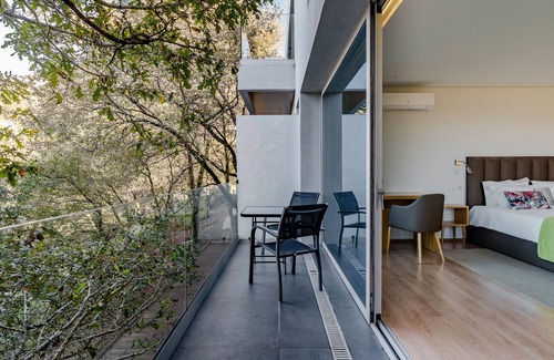 Ventosa Apartment | Room 'Queen Deluxe - Oak Nature' with Shared Pool, Shared Terrace and Wi-Fi