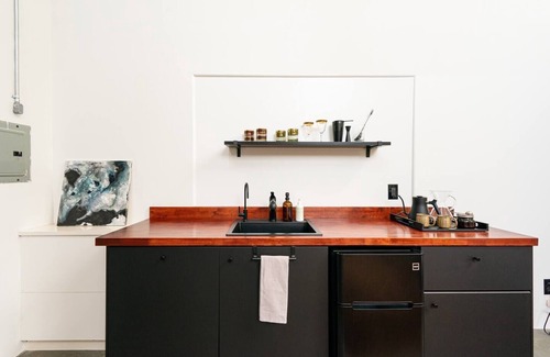 Little Italy Apartment | Room R at The Dutra Inn - Little Italy