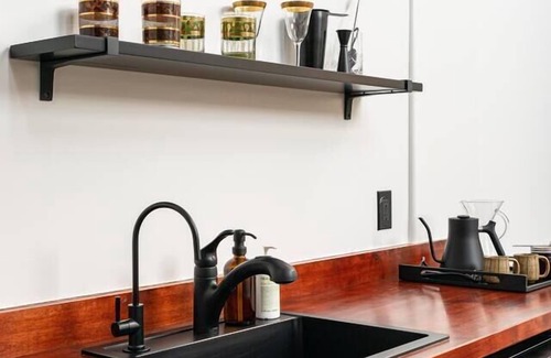 Little Italy Apartment | Room R at The Dutra Inn - Little Italy