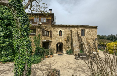 Pujals dels Pagesos Apartment | Room 'Rosa Dels Vents' with Shared Pool, Wi-Fi and Air Conditioning
