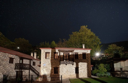 Potamia Apartment | Room 'Standard Family -Xrysopeleia' with Mountain View, Private Terrace and Wi-Fi