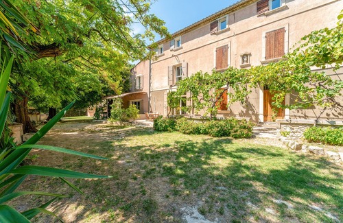 Les Angles Apartment | Room 'Sylviane' with Shared Terrace, Shared Garden, and Air Conditioning