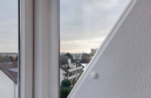Bad Soden am Taunus Apartment | Room 'Taunus-Zimmer Skyline-Blick' with Wi-Fi