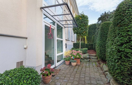 Bad Soden am Taunus Apartment | Room 'Taunus-Zimmer Skyline-Blick' with Wi-Fi