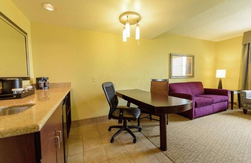 Brooklyn Center House | Room to relax near downtown Minneapolis