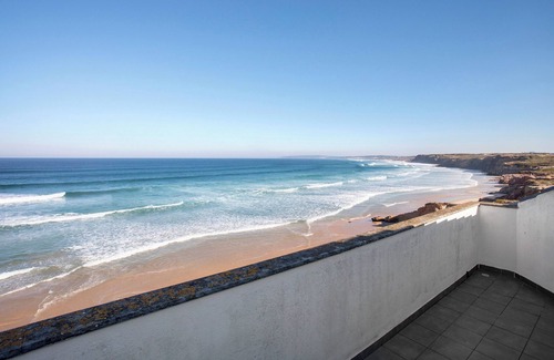 Baleal Apartment | Room 'Top Floor North Suite' with Sea View, Private Terrace and Wi-Fi