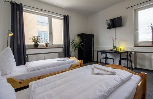 Sudweststadt Ostlicher Teil Hostel | ROOM TWO. Low Budget High Private Room - shared bath
