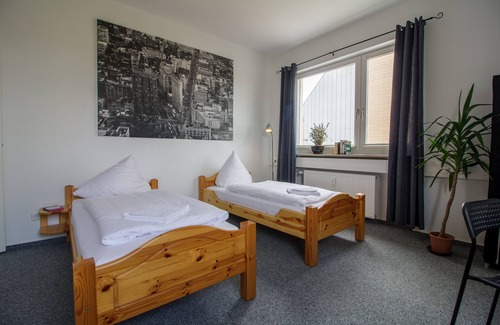 Sudweststadt Ostlicher Teil Hostel | ROOM TWO. Low Budget High Private Room - shared bath